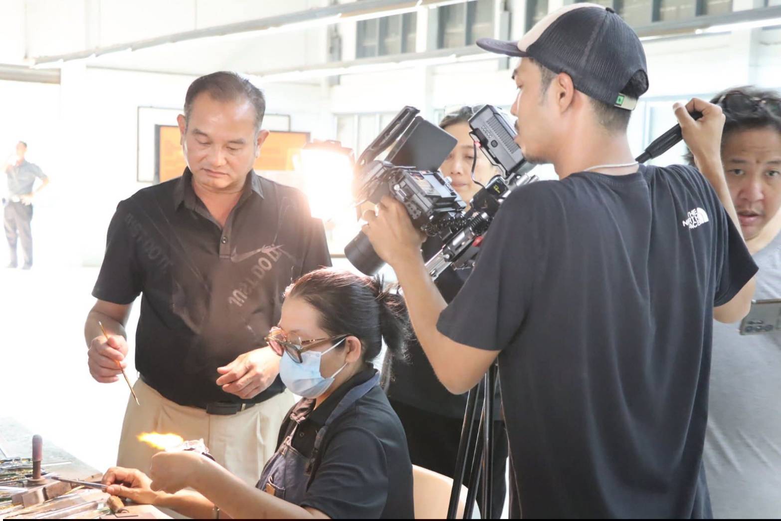 title - เลขาธิการ ส.ป.ก. บันทึกเทปให้สัมภาษณ์กิจกรรมการดำเนินงานผลสำเร็จของศูนย์ศิลปาชีพบางไทรฯ ณ ศูนย์ส่งเสริมและพัฒนาอาชีพเสริมนอกภาคการเกษตร